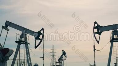 石油开采地点与几个石油井架。 石油工业，石油工业，石油部门的概念..